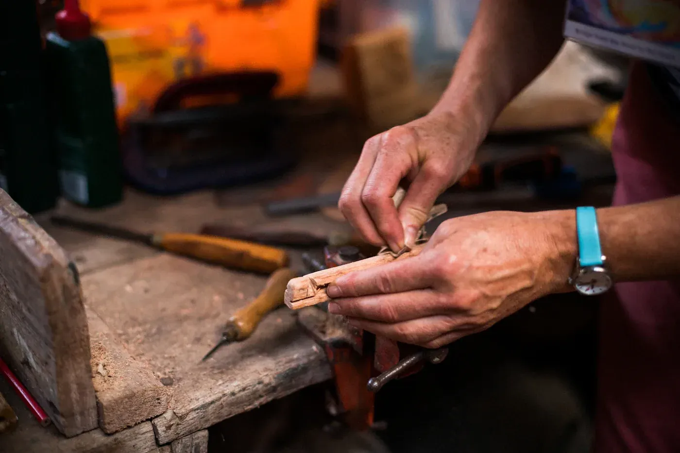 Créatrice de bijoux artisanaux à son établi
