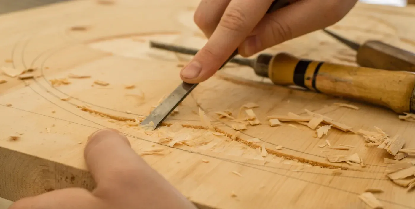 Atelier d'ébéniste avec mobilier en bois