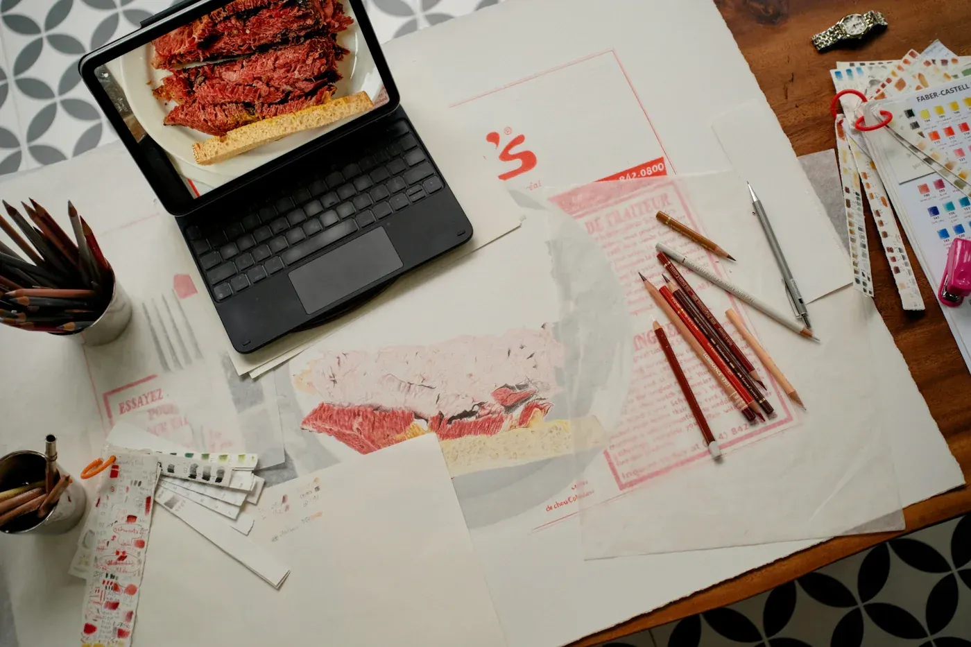 Illustratrice dessinant à son bureau