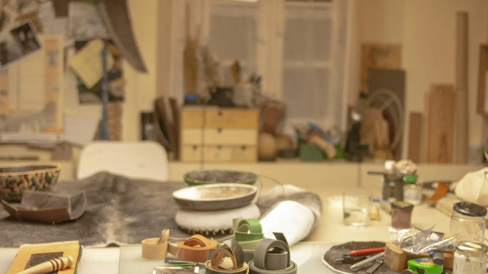 Établi d'artisan organisé avec matières premières et outils soigneusement disposés