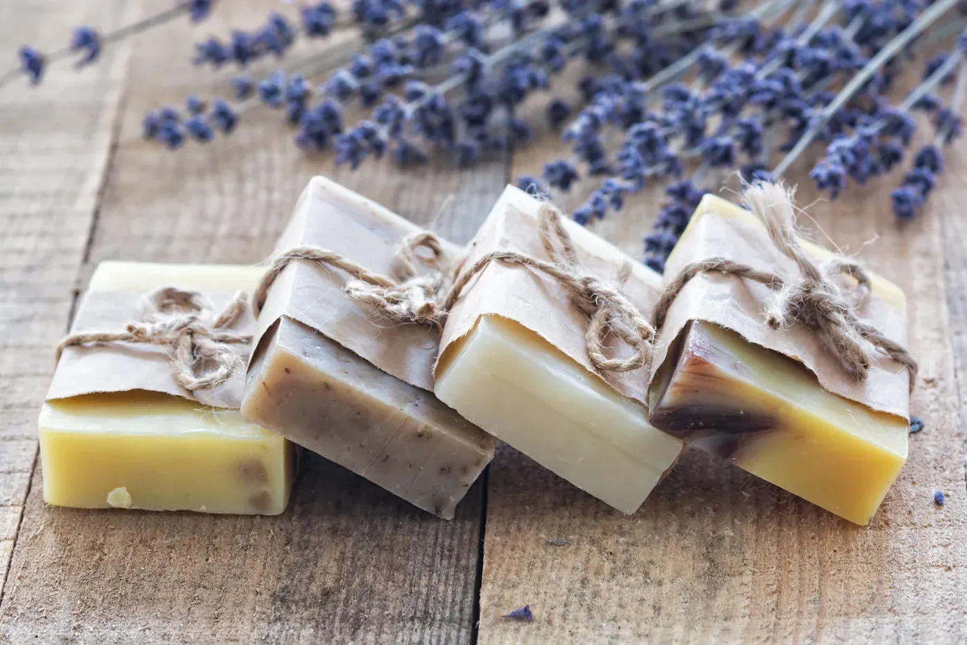 Savons artisanaux fraîchement coupés